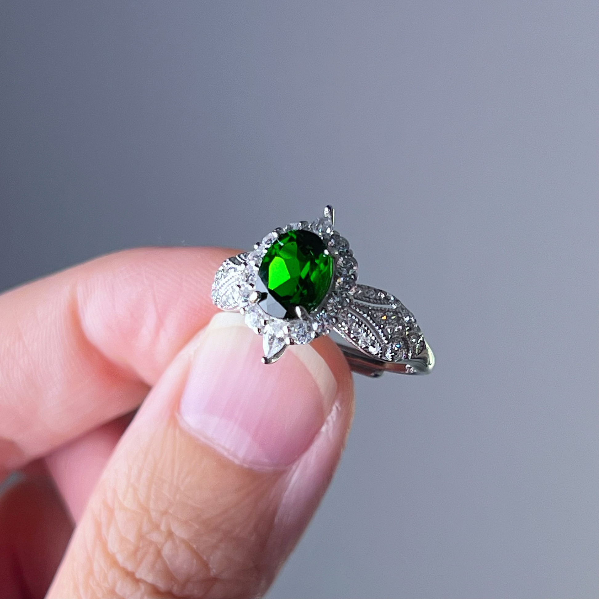 Emerald Green Diopside Oval Brilliant Cut Ring-Ninaouity