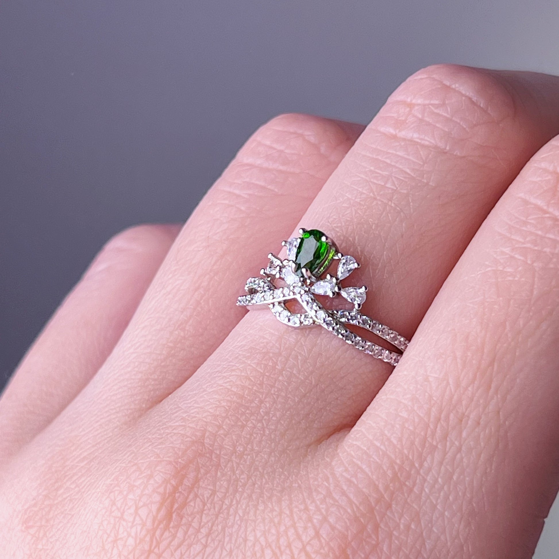Emerald Green Diopside Crystal Pear Cut Sterling Silver Ring-Ninaouity