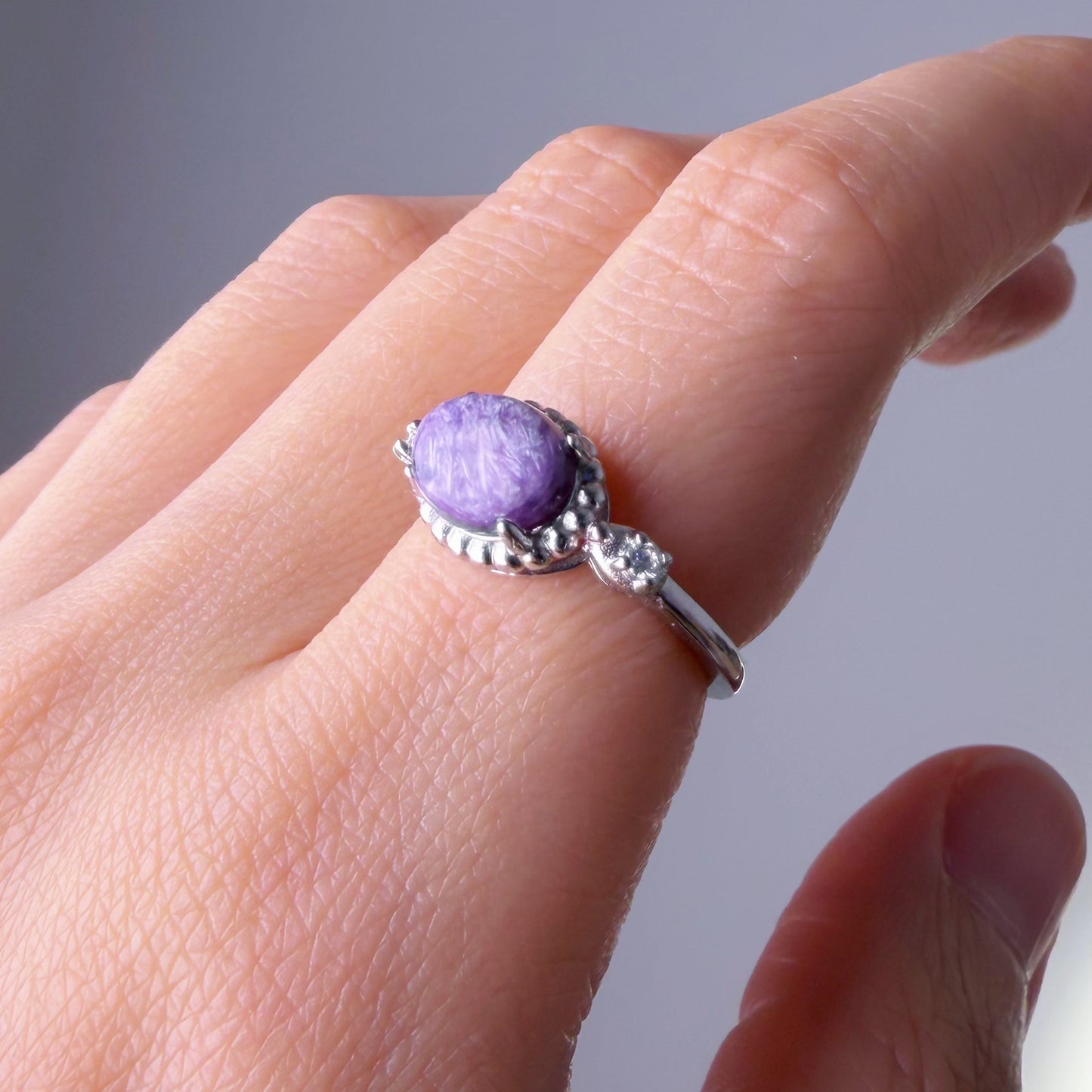 Quartzberry - Natural Purple Charoite Oval Cut Crystal Silver Ring - One-of-a-kind
