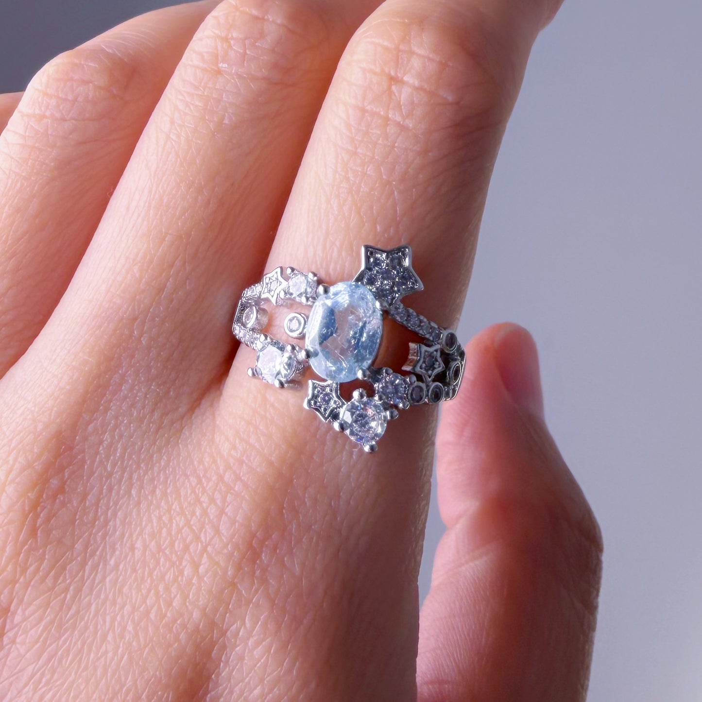 Quartzberry - Sky Blue Topaz Oval Cut Faceted Gemstone Crystal Silver Ring - One-of-a-kind
