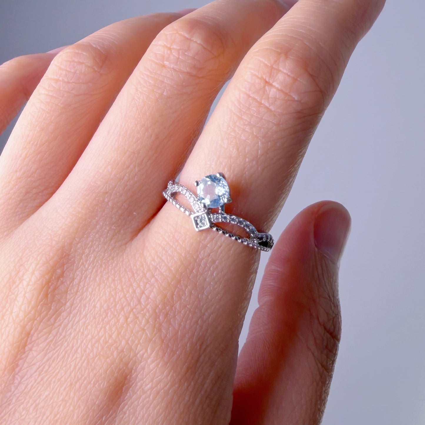 Quartzberry - Sky Blue Topaz Round Cut Faceted Gemstone Crystal Crown Silver Ring - One-of-a-kind