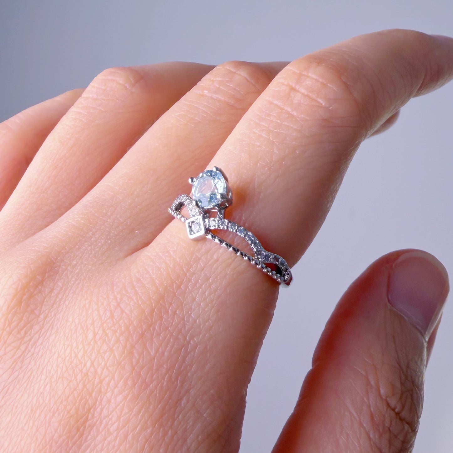 Quartzberry - Sky Blue Topaz Round Cut Faceted Gemstone Crystal Crown Silver Ring - One-of-a-kind
