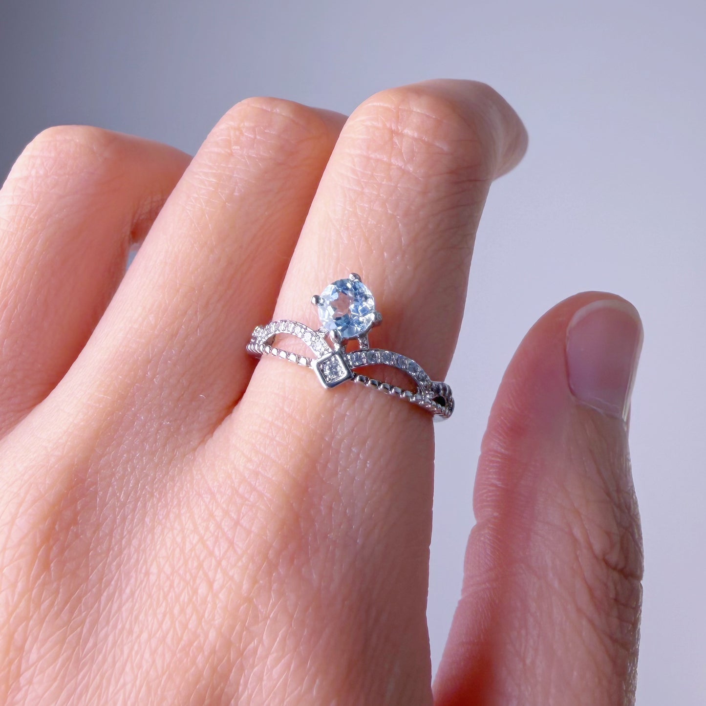 Quartzberry - Sky Blue Topaz Round Cut Faceted Gemstone Crystal Crown Silver Ring - One-of-a-kind