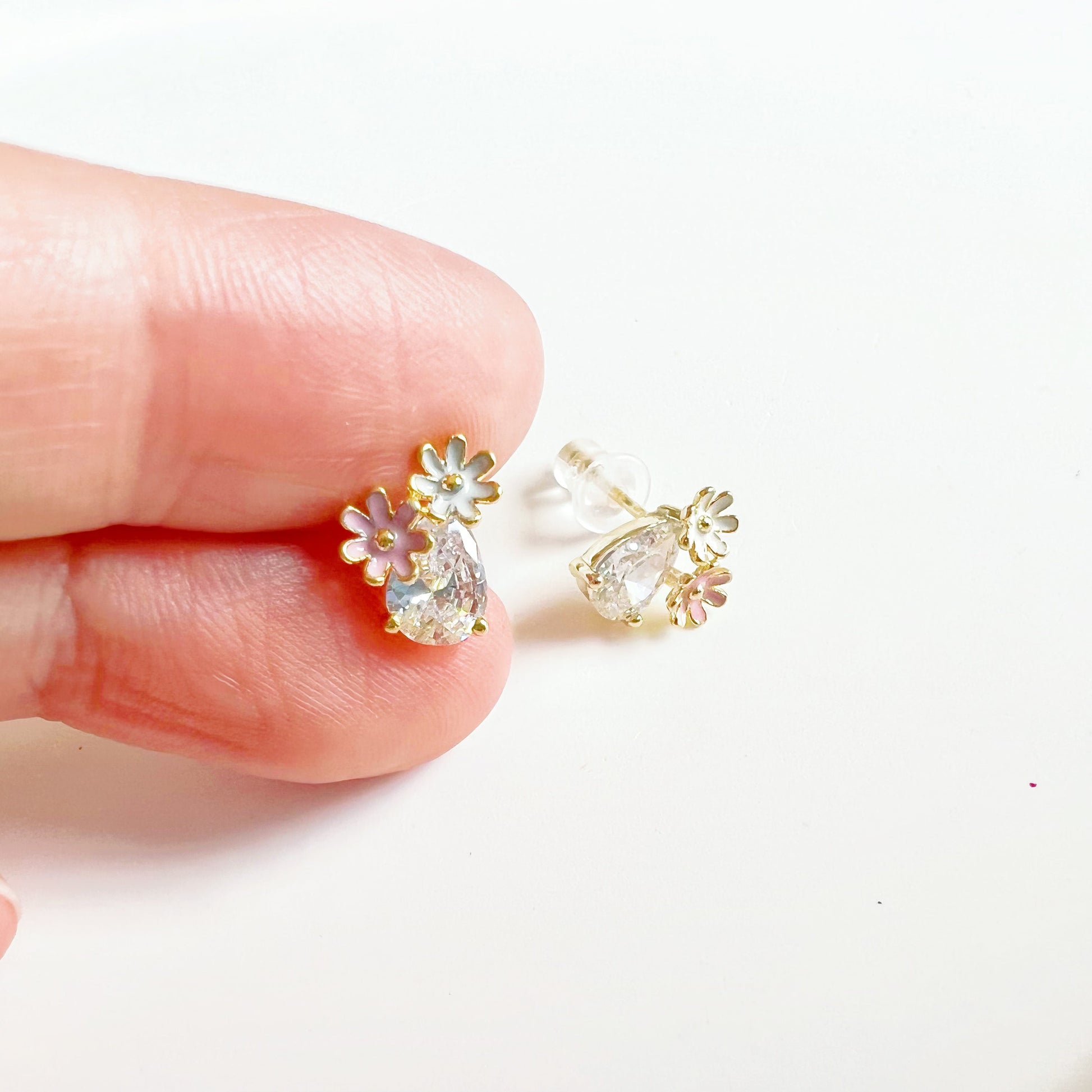 Dainty Daisy Flower with Teardrop Crystal Stud Earrings-Ninaouity
