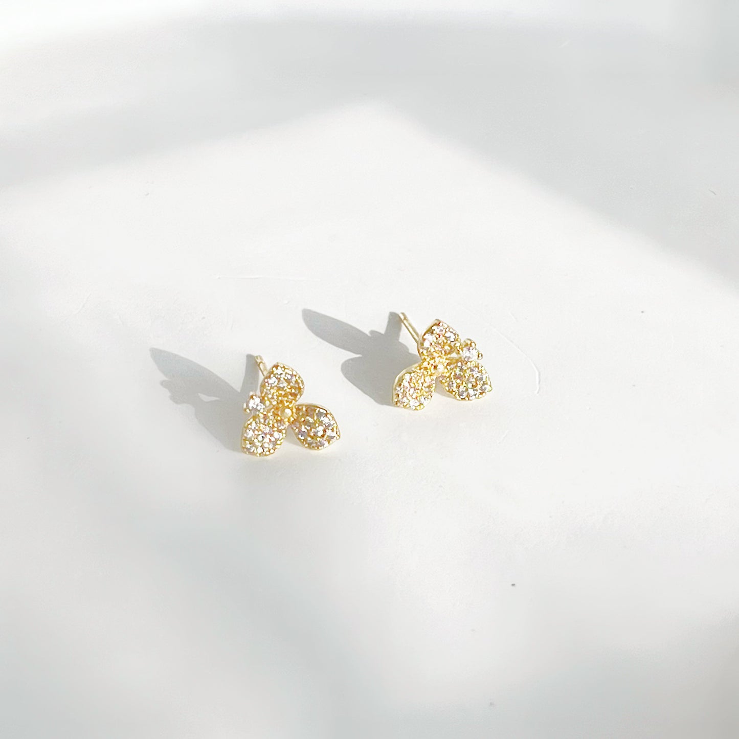 Gold Trillium Flower Stud Earrings-Ninaouity