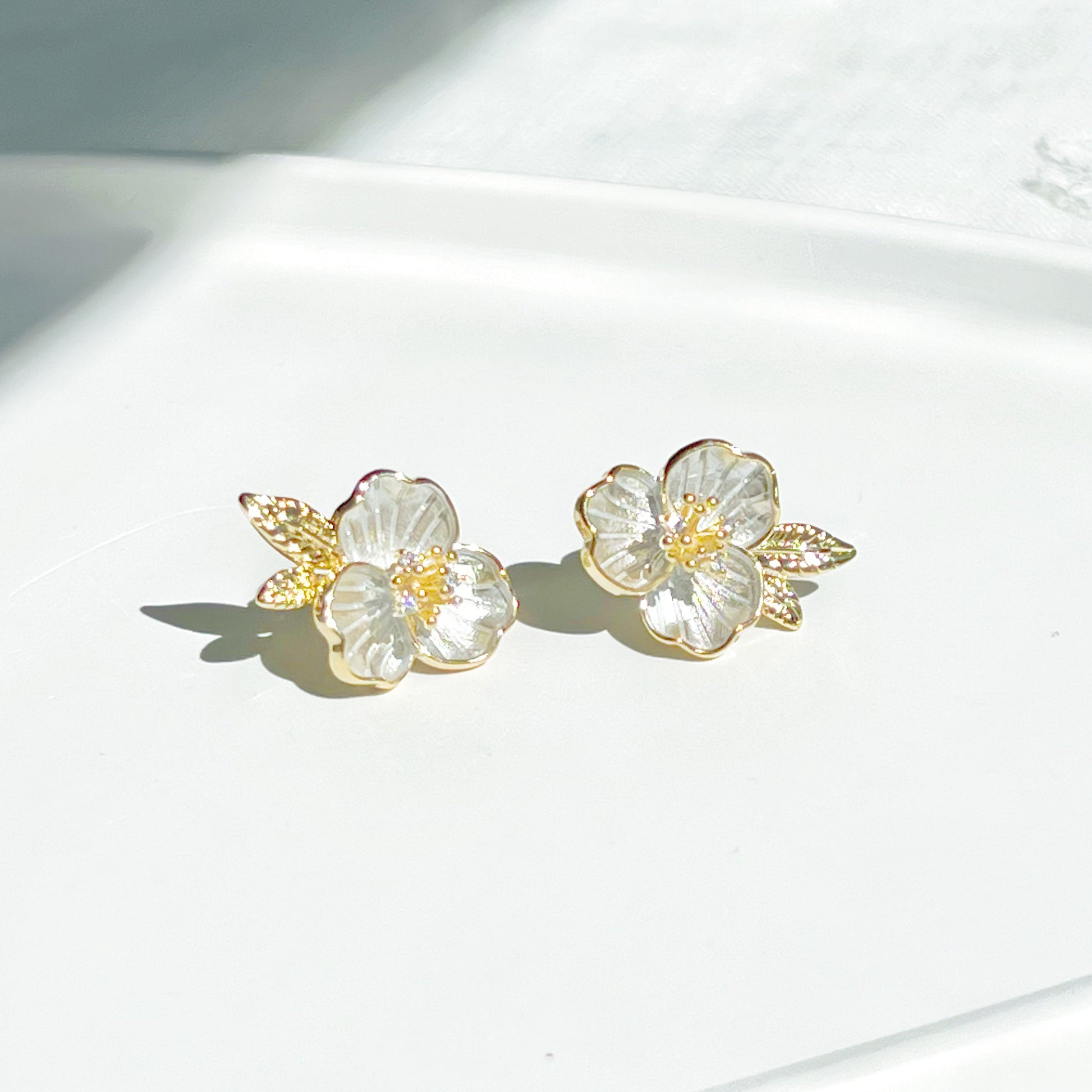 Great White Trillium Flower Earrings-Ninaouity