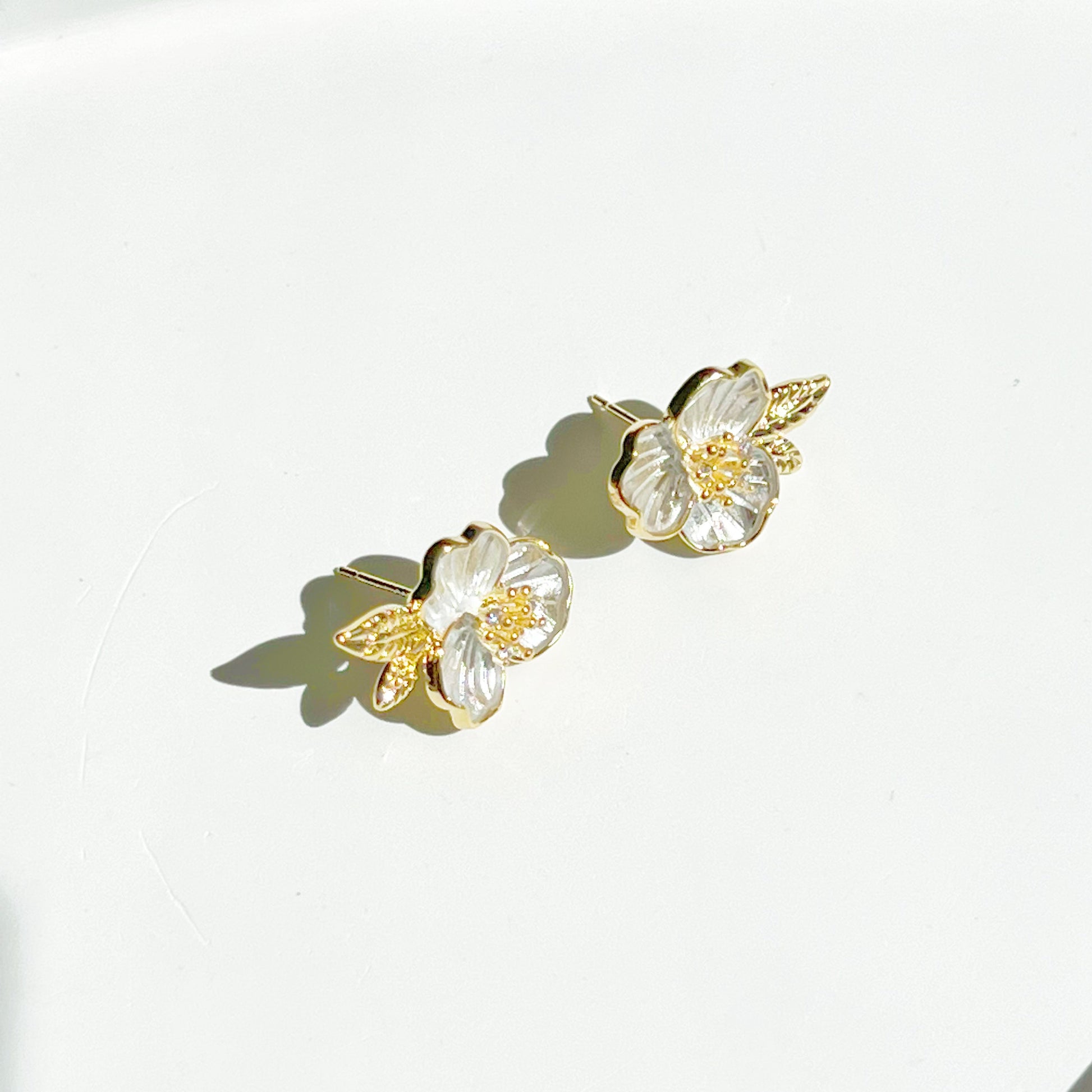 Great White Trillium Flower Earrings-Ninaouity