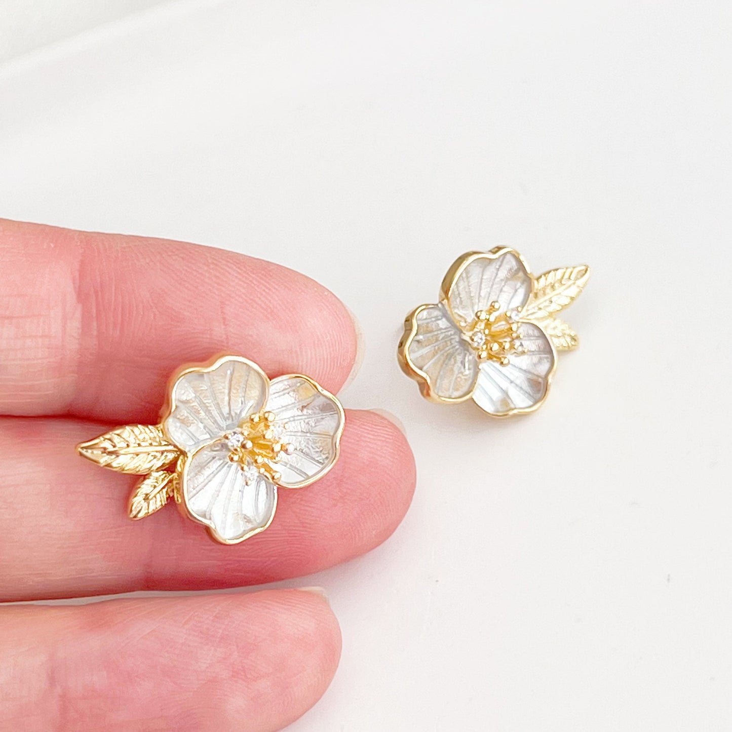 Great White Trillium Flower Earrings-Ninaouity