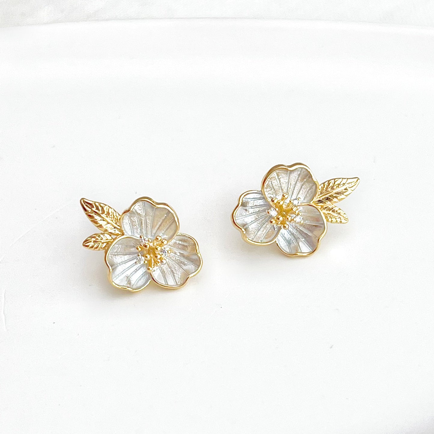 Great White Trillium Flower Earrings-Ninaouity