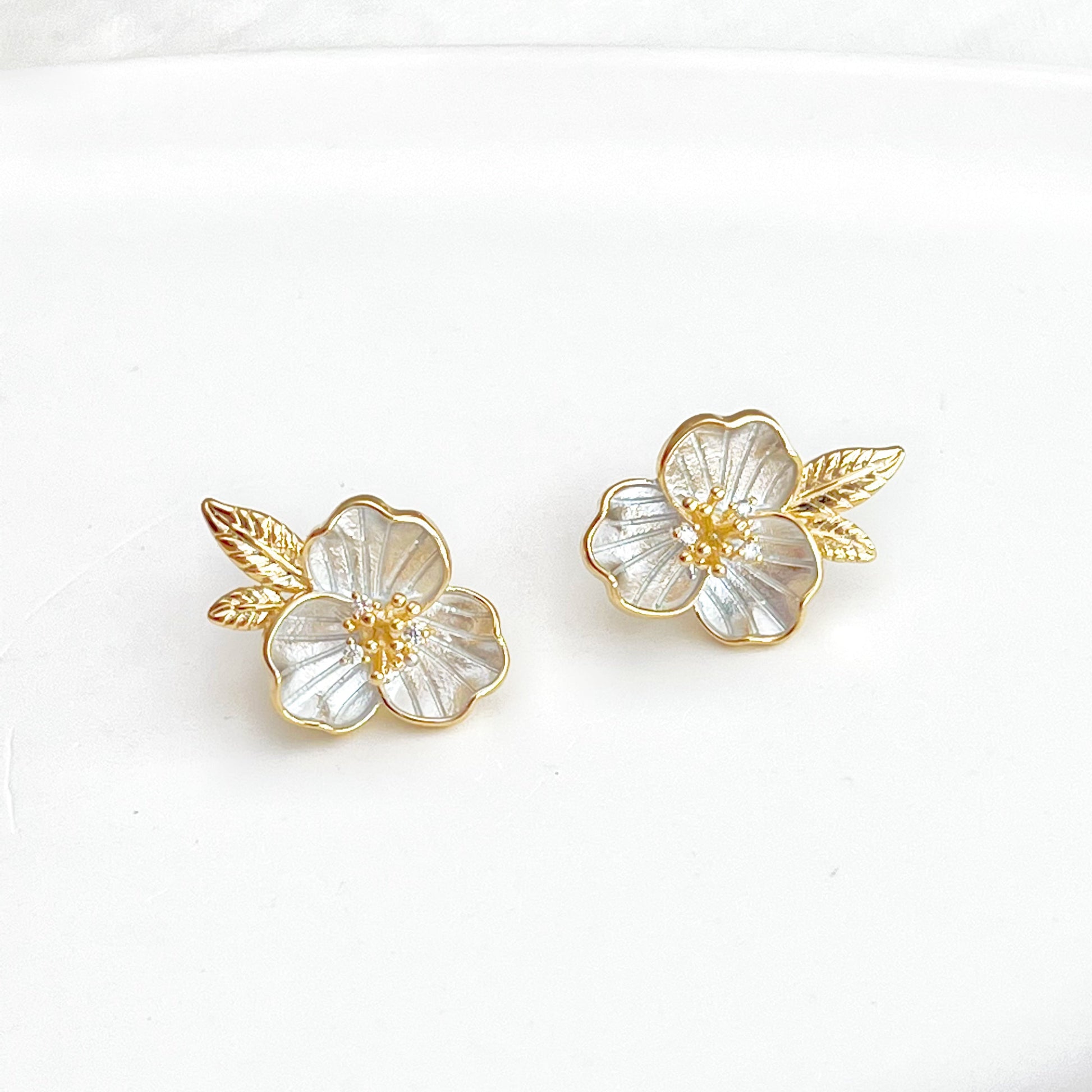 Great White Trillium Flower Earrings-Ninaouity