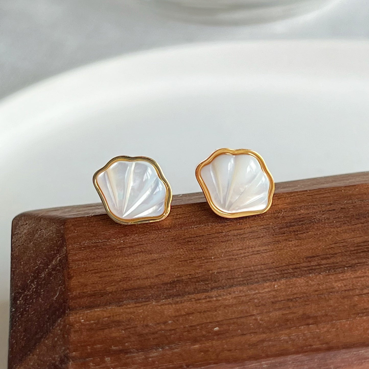 Natural Seashell Stud Earrings-Ninaouity