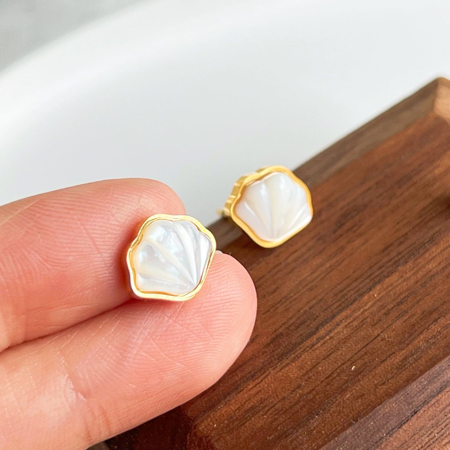 Natural Seashell Stud Earrings-Ninaouity